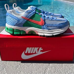 6Y -Nike Vomero 5 in University Blue, Stadium Green, Summit White & Magic Ember